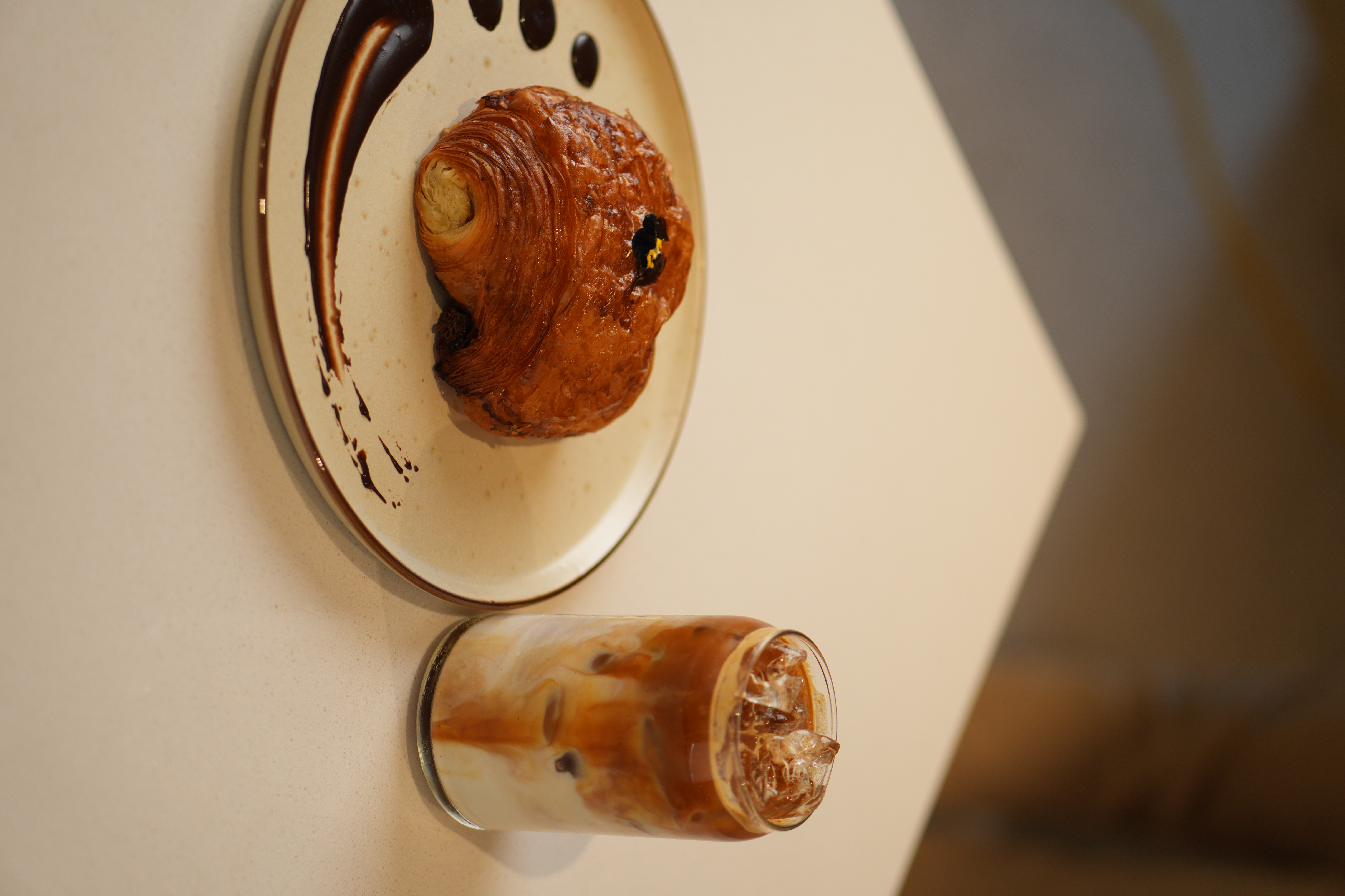 Pastelería y café en la mesa